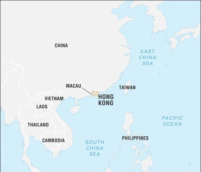 هنگ کنگ با مساحت ۴۲۵ مایل مربع، شهری در قاره آسیا در جنوب چین است و با هیچ کشور دیگری مرز زمینی ندارد. به لحاظ موقعیت در نقشه باید گفت دریای چین جنوبی از سمت جنوب، غرب و شرق این شهر را احاطه کرده و نزدیک&zwnj;ترین کشورها به هنگ کنگ عبارت&zwnj;اند از ویتنام در غرب، تایوان در شمال شرقی و فیلیپین در جنوب شرقی هنگ کنگ.