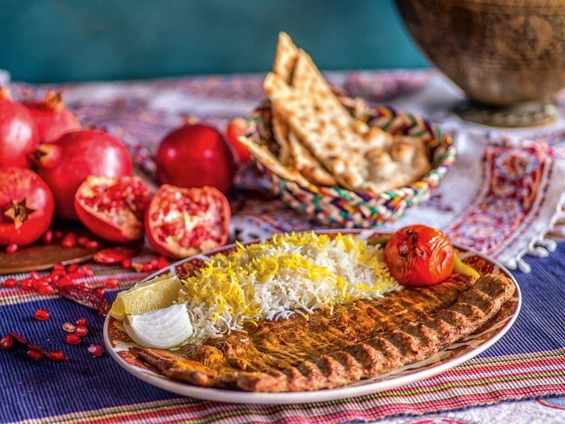 در انتخاب رستوران ایرانی مناسب در دبی، دسترسی و موقعیت مکانی اهمیت زیادی دارد. شما مطمئنا دوست ندارید زمانی زیادی را در رفت&zwnj;وآمد از اقامتگاه به رستوران مورد علاقه خود تلف کنید. نزدیکی محل اقامت به رستوران یا دسترسی سریع باعث می&zwnj;شود تا از زمان خود نهایت استفاده را ببرید. مناطقی مانند جمیرا، دیره و البرشا چندین ایستگاه مترو و اتوبوس دارند که به شما کمک می&zwnj;کنند رفت&zwnj;و&zwnj;آمد راحت و سریعی داشته باشید.