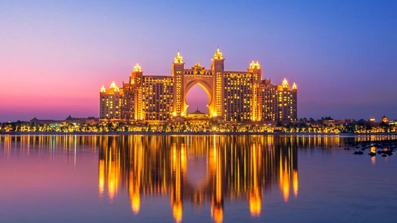 در قلب جزیرۀ مصنوعی پالم جمیرا، جایی که اقیانوس و معماری باشکوه در هم آمیخته&zwnj;اند، هتل آتلانتیس د پالم دبی همچون الماسی می&zwnj;درخشد. این هتل، که طراحی آن با الهام از افسانه آتلانتیس انجام شده است، با خدمات لوکس خود تجربه&zwnj;ای فراتر از یک اقامت معمولی را رقم می&zwnj;زند.