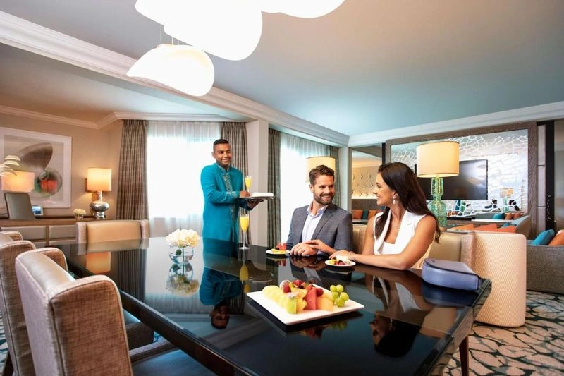 برای اینکه از امکانات ویژۀ هتل آتلانتیس برخوردار شوید، باید خدمات امپریال کلاب را رزرو کنید. با این کار، علاوه&zwnj;بر دریافت فضاهای اختصاصی و خدمات ویژۀ امپریال کلاب، به امکانات رفاهی هتل نیز دسترسی رایگان خواهید داشت. همچنین اتاقی با بهترین منظره در اختیارتان قرار می&zwnj;گیرد. خدمات VIP امپریال کلاب به شرح زیر است.