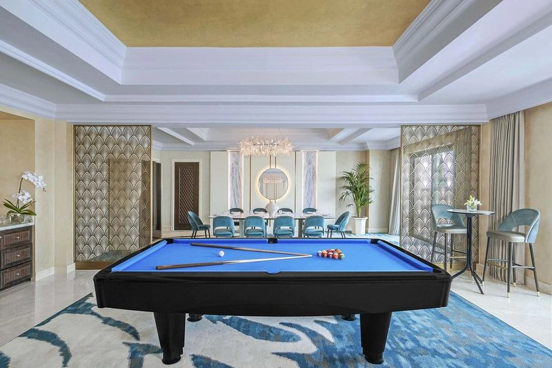 سوئیت&zwnj;های پرِزیدِنشِل هتل آتلانتیس د پالم دبی در ردیف لوکس&zwnj;ترین گزینه&zwnj;های این هتل&zwnj; قرار می&zwnj;گیرند&nbsp; و برای سفرهای خانوادگی و کاری مناسب&zwnj;اند. این سوئیت ۲۰۰ متری یک بالکن اختصاصی با چشم&zwnj;اندازی فوق&zwnj;العاده به دریا دارد. همچنین دارای یک اتاق&zwnj;خواب بزرگ با تخت دونفرۀ خیلی بزرگ است و در صورت نیاز، تخت کودک رایگان نیز ارائه می&zwnj;شود.