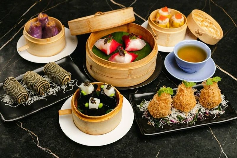 هاکاسان یک رستوران متمایز چینی است که با تکنیک&zwnj;های آشپزی سنتی چینی، غذاهای جدیدی خلق می&zwnj;کند. در منوی این رستوران انواع غذاهای چینی بخارپز، سرخ&zwnj;شده، پخته و کبابی ارائه شده است. این رستوران نیز ستارۀ میشِلِن را کسب کرده است.