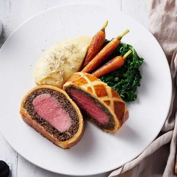 این رستوران زیر نظر گوردون رمزی، سرآشپز معروف بریتانیایی اداره می&zwnj;شود. در طراحی محیط رستوران بِرد استریت تا حدی از شعبۀ اصلی این رستوران در لندن الهام گرفته شده است. در منوی آن نیز انواع غذاهای اصیل انگلیسی به شکلی نو و مدرن سرو می&zwnj;شوند. ماهی و چیپس در خمیر آبجوی دست&zwnj;ساز، بیف ولینگتون و انواع نوشیدنی&zwnj;ها و کوکتل&zwnj;ها از جمله موارد منوی این رستوران هستند.&nbsp;