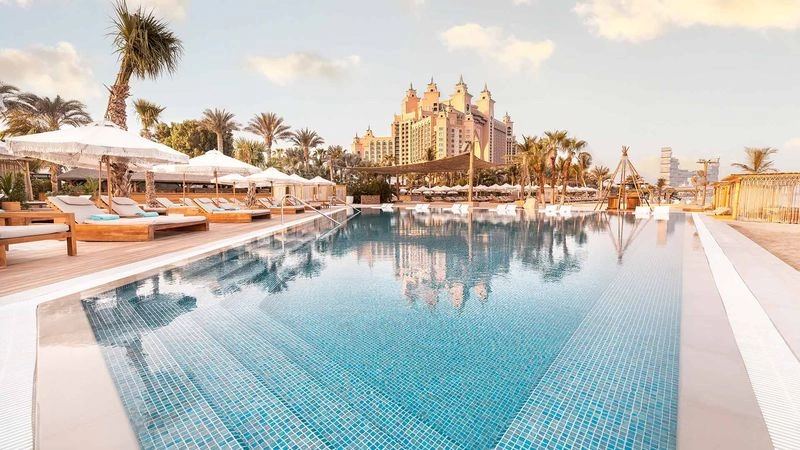 وایت بیچ با آب&zwnj;های شفاف و ماسه&zwnj;های سفید یکی از زیباترین و دنج&zwnj;ترین سواحل جزیره است. البته این مکان ساحل اختصاصی هتل آتلانتیس است و فقط مهمانان ویژه و افرادی که ورودی پرداخت کرده باشند می&zwnj;توانند از محیط آن استفاده کنند. ساحل سفید لوکس&zwnj;ترین ساحل هتل آتلانتیس است و امکاناتی مانند بار و رستوران، آلاچیق و تخت و صندلی ساحلی دارد.