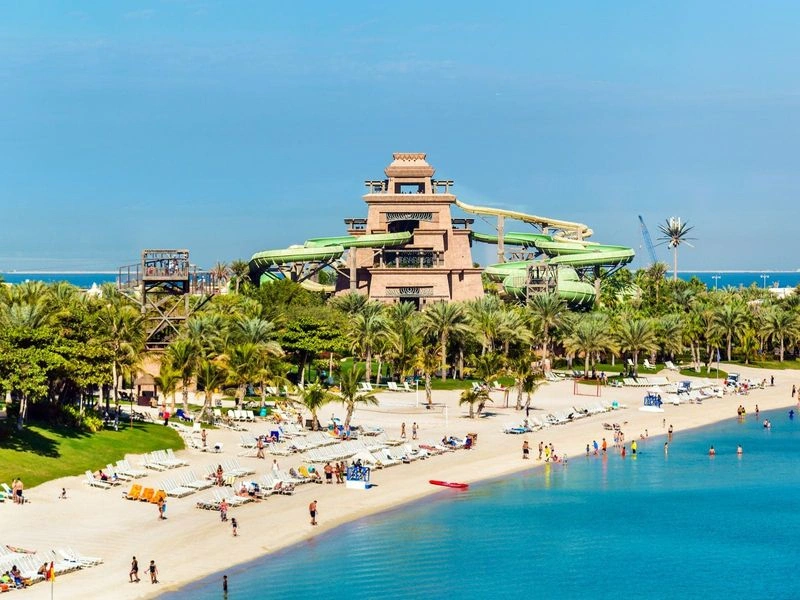 آکواونچر نواری ۱ کیلومتری از شن&zwnj;های سفید و آب&zwnj;های فیروزه&zwnj;ای است که چشم&zwnj;اندازی بی&zwnj;نظیر از افق دبی را ارائه می&zwnj;دهد. در این ساحل اختصاصی می&zwnj;توانید به بخش ورزش&zwnj;های آبی بروید و از مجموعه&zwnj;ای از ورزش&zwnj;های آبی موتوری و غیرموتوری لذت ببرید یا در ساحل استراحت کنید و از آفتاب بهره ببرید.&nbsp;