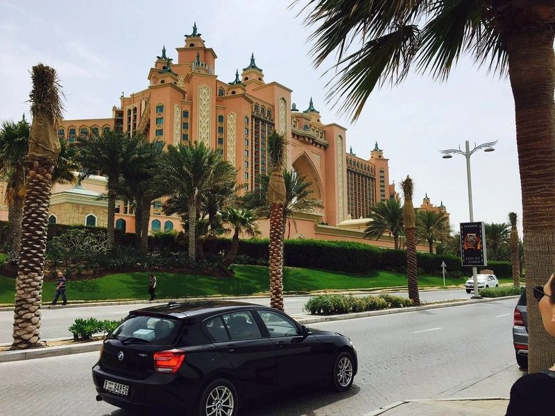 آتلانتیس مال یکی دیگر از مراکز خرید لوکس دبی است که تمرکز اصلی آن برطرف&zwnj;کردن نیازهای مسافران است. برای مثال، از بوتیک&zwnj;های آن می&zwnj;توانید مواردی مانند انواع لوازم شنا و تفریحات ساحلی، سوغاتی و عروسک&zwnj;های آبزیان را تهیه کنید؛ البته، برندهای لوکسی مانند تیفانی نیز در آن فعالیت می&zwnj;کنند.