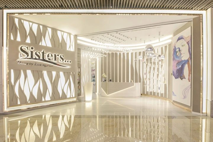 &nbsp;خانم&zwnj;ها همیشه به دنبال جدیدترین ترندهای مد هستند و اینجاست که سالن زیبایی سیسترز بیوتی به دادشان می&zwnj;رسد! با خدمات متنوعی از قبیل مانیکور، پدیکور، فیشال و خدمات مژه، همراه با بهترین تکنیک&zwnj;های پر کردن مو، فضایی عالی برای مراجعه&zwnj;کنندگان فراهم می&zwnj;کند.