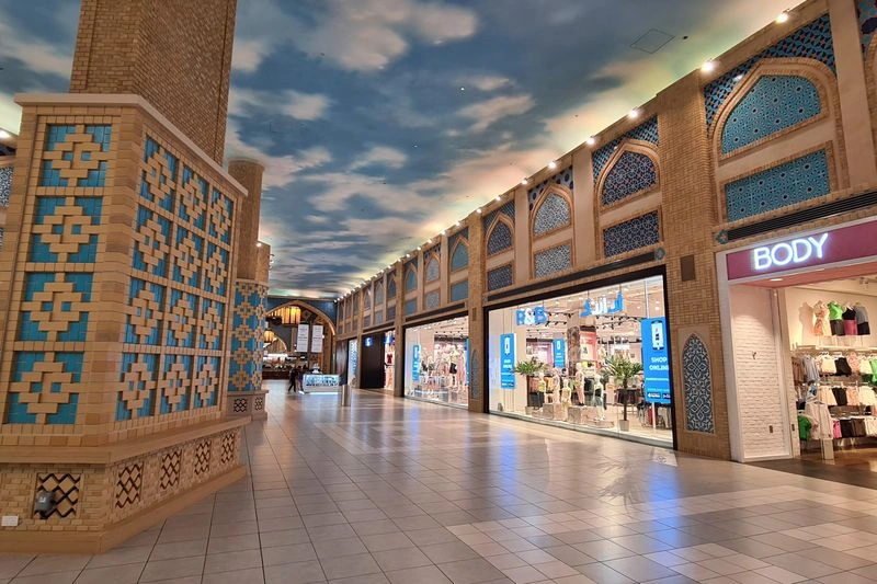 ابن بطوطه مال؛ تلفیق تاریخ و خرید با تخفیف&zwnj;های ویژه آخرین مورد از مراکز خرید مقرون&zwnj;به&zwnj;صرفه دبی که قصد معرفی آن را داریم، اوت لت ابن بطوطه دبی (Ibn Battuta Mall Dubai) &nbsp; است. این مجموعه مکانی هم برای تفریح و هم برای خرید محسوب می&zwnj;شود که با معماری داخلی زیبا توانسته جذابیت زیادی پیدا کند.