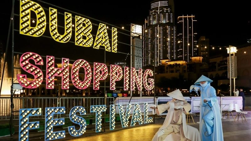 همان&zwnj;طورکه گفته شد، یکی از بهترین گزینه&zwnj;ها برای خرید ارزان در دبی رفتن به اوت&zwnj;لت&zwnj;های آن است؛ اما کی بهترین زمان برای استفاده از بیشترین حراجی&zwnj;های دبی محسوب می&zwnj;شود؟ در حالت کلی اوت&zwnj;لت&zwnj;ها مکان&zwnj;هایی هستند که در تمام طول سال می&zwnj;توانید اجناس با تخفیف&zwnj;های زیاد &laquo;حتی تا ۷۰ درصد&raquo; در آن&zwnj;ها پیدا کنید. با این حال اگر به دنبال تخفیف&zwnj;های بیشتر و خریدهای اقتصادی&zwnj;تر هستید، بهتر است به دو نکته مهم توجه کنید: