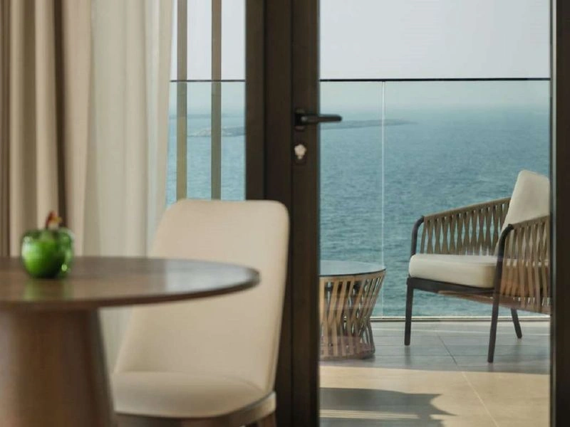 دلانو دبی، اولین شعبه از هتل&zwnj;های زنجیره&zwnj;ای معروف دلانو است که در منطقه بلوواترز (Bluewaters) و در کنار یکی از سواحل بکر دبی تاسیس شد. این مجموعه اقامتگاهی ۵ ستاره در اکتبر ۲۰۲۴ به بهره&zwnj;برداری رسید و با ارائه خدمات لوکس به مهمانانش و خط ساحلی اختصاصی به طول ۵۰۰ متر، توانسته به یکی از محبوب&zwnj;ترین گزینه&zwnj;ها در بین گردشگران تبدیل شود. این مجموعه دارای ۲۵۱ اتاق با تمامی امکانات رفاهی و خدماتی با توجه به استانداردهای بین&zwnj;المللی هتل پنج ستاره است. شما با انتخاب این مجموعه می&zwnj;توانید در یکی از اتاق&zwnj;های لوکس و مدرن آن اقامت داشته و از ساحل اختصاصی، استخر با منظره اقیانوس و رستوران&zwnj;ها با منو غذایی متنوع لذت ببرید.&nbsp;