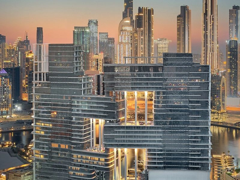 هتل دِ لانا (&zwnj;The Lana)&nbsp; مورد بعدی از جدیدترین هتل&zwnj;های دبی، دِ لانا نام دارد. این مجموعه در دسته هتل&zwnj;های ۵ ستاره شهر قرار گرفته و تقریبا همه خدمات رفاهی مثل استخر روباز، پارکینگ خصوصی رایگان، مرکز تناسب اندام و تراس را به مسافرانش ارائه می&zwnj;دهد.