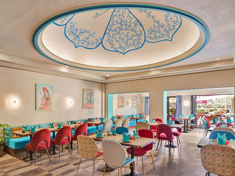 این رستوران حلال ایرانی در دبی، مورد علاقه بسیاری از مردمان محلی و گردشگران است و غذاهای لذیذ را در کنار دریاچه مدینه جمیرا، با منظره ۳۶۰ درجه زیبا از برج العرب همراه با موسیقی زنده سرو میکند. این فضای نورگیر، راحت و لوکس بهخصوص برای شکمگردی در فضای باز زمستانی بسیار پرطرفدار است.