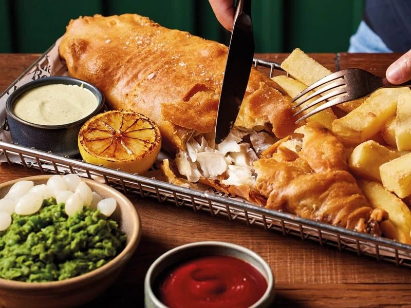 این رستوران ایرانی، بیش از دو دهه فعالیت موفق در صحنه آشپزی دبی داشته؛ غذاها و خدماتی بسیار باکیفیت را با قیمتهای مناسب ارائه میدهد و بهترین رستوران ایرانی در جمیراست. این رستوران ، مشتریانش را با طعمهای غنی و اصیل ایرانی خوشحال میکند. این مکان دارای سه شعبه است که یکی از آنها در منطقه جمیرا واقع شده و دارای فضای تمیز و آرام است و برای دورهمیهای خانوادگی و دوستانه جذابیت دارد.