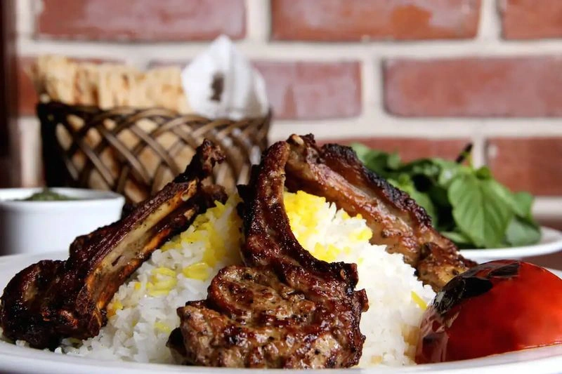 کافهرستوران ایرانزمین از زمان تأسیس در سال ۲۰۰۳، مکانی عالی برای صرف غذاهای اصیل ایرانی در دبی بوده است. با وجود شعبههای متعدد این رستوران در سراسر شهر، همراه با غذاهای باکیفیت، مهماننوازی و فضای راحت که حالوهوای وطن دارند، میتوانید دورهمیهای خاطرهانگیزی را بدون حس غربت را تجربه کنید.