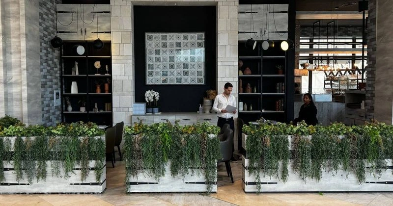 گفتنی است این رستوران اولین شعبهاش را در سال ۲۰۱۵ در مرکز خرید البرشا افتتاح کرد و وارد صحنه آشپزی دبی شد. سپس در پایان سال ۲۰۲۱ یک شعبه زیبا و خیرهکننده را در خیابان جمیرا، درست روبروی برج العرب افتتاح کرد.