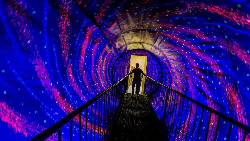 تونل گرداب معروف، تونلی سرگیجه&zwnj;آور است که حواس شما را فریب می&zwnj;&zwnj;دهد؛ طوری که باور می&zwnj;کنید تونل در حال چرخش و حرکت سریع است. در واقع این بخش شما را دچار سرگیجه می&zwnj;&zwnj;کند و باعث می&zwnj;شود فکر کنید زمین زیر پای شما در حال حرکت است؛ درحالی&zwnj;که این&zwnj;طور نیست.