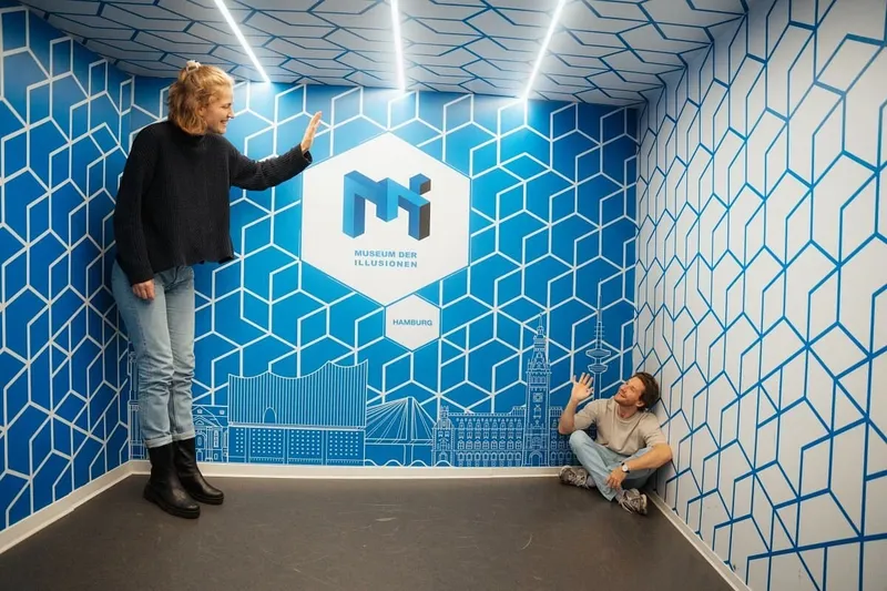 اتاق ایمز یک از جاهایی است که در آن به چشمان خود نیز نمی&zwnj;توانید اعتماد کنید؛ کافی است شخصی از یک سمت اتاق به سمت دیگر آن برود تا مقابل چشمانتان کوچک و کوچک&zwnj;تر شود. خود شما نیز می&zwnj;توانید کوچک و بزرگ شدن قامت خودتان را در صفحه&zwnj;نمایش بالای اتاق ببینید. این بخش یکی از محبوب&zwnj;ترین مکان&zwnj;&zwnj;های عکاسی است.