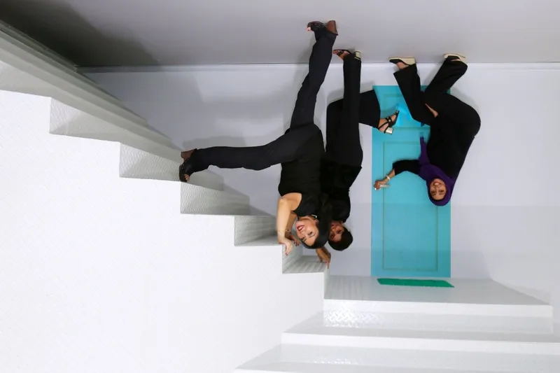 این اتاق یکی دیگر از بخش&zwnj;&zwnj;های پرطرف&zwnj;دار موزۀ توهم دبی است. این قسمت طراحی و چیدمان معکوس دارد. مبلمان و وسایل آن به&zwnj;گونه&zwnj;ای نصب شده&zwnj;اند که گویی از سقف آویزان هستند و کف اتاق خالی به نظر می&zwnj;رسد. این طراحی باعث می&zwnj;شود با ورود به آن، به نظرتان می&zwnj;رسد دارید روی سقف راه می&zwnj;روید.