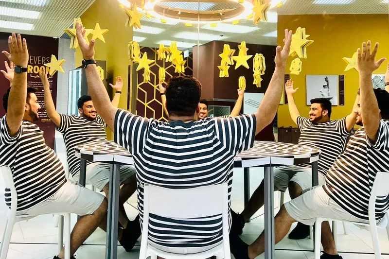 تابه&zwnj;حال شده است وقتی دست&zwnj;تنها بودید با خود بگویید کاش یک نسخه دیگر از شما وجود داشت؟ این بخش چنین آرزویی را برآورده می&zwnj;کند. در این اتاق با ۵ نمونۀ دیگر از خودتان روبه&zwnj;رر خواهید شد. در اتاق کلون میزی مثلثی شکل با زاویه ۶۰ درجه وجود دارد که در دو سمت آن آینه قرار دارد. چینش میز و آینه&zwnj;ها طوری است که تصویری از یک میز دایره&zwnj;ای ایجاد می&zwnj;کند که ۶ نفر دور آن نشسته&zwnj;اند.