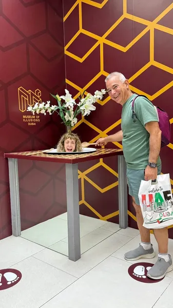 این بخش یکی از اتاق&zwnj;های جالب موزه است و در ساخت&zwnj; آن و طراحی میزی که آنجا قرار دارد، از تکنیک &laquo;بدن پنهان&raquo; استفاده شده است. توهم خاص این اتاق به این شکل است که انگار سر شما یا همراهانتان درون بشقاب روی میز است. با ایستادن در نقاطی که روی زمین مشخص شده است، می&zwnj;توانید عکس&zwnj;ها یادگاری جالبی در این اتاق ثبت کنید.