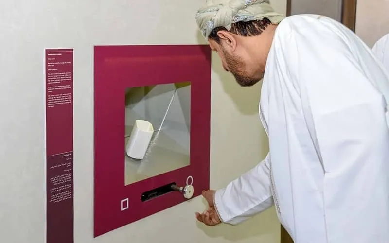 این استوانه از جمله توهم&zwnj;های موزه است که ذهن شما را حسابی درگیر خود می&zwnj;کند. این توهم را یک دانشمند ژاپنی طراحی کرده و توانسته است در سال ۲۰۱۶ جایزۀ بهترین توهم سال را کسب کند. در این قسمت، یک شکل سه&zwnj;بعدی وجود دارد که به صورت یک استوانه با مقطع دایره&zwnj;ای دیده می&zwnj;شود؛ اما در آینه، مقطع &zwnj;آن را به شکل مستطیل می&zwnj;بینید. این توهم طوری است که مغز نمی&zwnj;تواند تشخیص دهد چیزی که مقابلتان قرار دارد دقیقاً چه شکلی است.