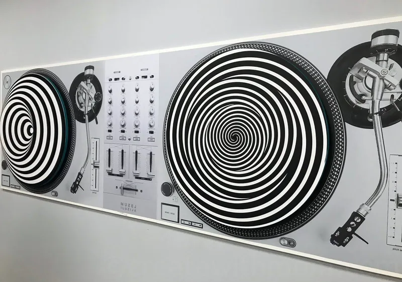 در اتاق صفحه&zwnj;های گردان دو صفحۀ دایره&zwnj;ای&zwnj;شکل با طرح مارپیچ وجود دارند که در جهت&zwnj;های مخالف می&zwnj;چرخند و خطای دید خیره&zwnj;کننده&zwnj;ای ایجاد می&zwnj;کنند. حرکت هماهنگ این صفحات باعث می&zwnj;شود الگوهای چرخشی و مارپیچی در ذهن شما شکل بگیرد و احساس کنید به درون یک تونل مارپیچ کشیده شده&zwnj;اید. خاطرتان باشد که این خطای دید ممکن است باعث سرگیجه شود. ​