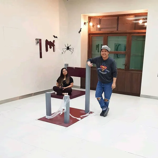 توهم صندلی یکی از جاذبه&zwnj;های معروف موزۀ ایلوژن دبی است و با استفاده از قوانین تناسب و پرسپکتیو، صحنۀ شگفت&zwnj;انگیز ایجاد می&zwnj;کند. در این توهم، فردی که روی صندلی می&zwnj;نشیند کوچک&zwnj;تر از فردی که در کنار او ایستاده است به نظر می&zwnj;رسد. این پدیده به دلیل نحوۀ طراحی صحنه شکل می&zwnj;گیرد؛ اما به زاویه دیدی بازدیدکنندگان نیز بستگی دارد. با حرکت بیننده، این خطای دید به طور کامل از بین می&zwnj;رود و اندازه واقعی افراد مشخص می&zwnj;شود. ​