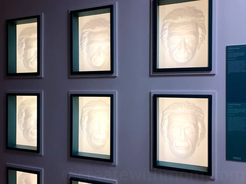 در این بخش&zwnj; چهره حکاکی شده&zwnj;&zwnj;ای وجود دارد که در واقع در سطح فرو رفته است؛ اما به&zwnj;خاطر شیوۀ طراحی و نورپردازی، شما این فرورفتگی&zwnj;ها را شبیه برجستگی می&zwnj;بینید. البته این اصل ماجرا نیست؛ شهرت آن به&zwnj;خاطر این است که وقتی شما حرکت می&zwnj;کنید، به نظر می&zwnj;رسد آن&zwnj; چهره سوی شما می&zwnj;چرخد و با نگاهش دنبالتان می&zwnj;کند.