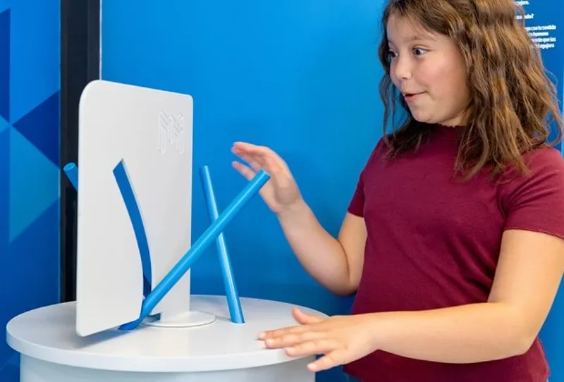 در این بخش از موزه، ۲ میله روی صفحۀ گردان قرار دارد. در بخشی از مسیر چرخش این میله و صفحۀ گردان، دیواری است که روی آن یک شکاف خمیده ایجاد شده و حالت آن به شکلی است که هیچ&zwnj;کس تصور نمی&zwnj;کند آن میله&zwnj;های صاف از چنین جای خمیده&zwnj;ای عبور کنند؛ اما این باور نتیجۀ تصور اشتباه ما از محیط است. وقتی میله&zwnj;های روی صفحۀ گردان به این شکاف خمیده برسند، در مقابل چشمان حیرت&zwnj;زدۀ شما از آن عبور خواهند کرد.