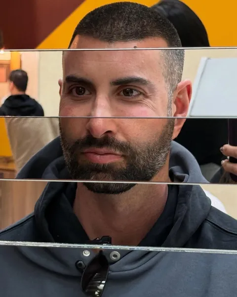 در این بخش از موزه یک آینه قرار دارد که به&zwnj;تنهایی نمی&zwnj;توانید از آن استفاده کنید. این یک بازی تعاملی است و لازم است شخص دیگری در آن سوی آینه قرار بگیرد تا در تصویری که از خودتان می&zwnj;بینید، بینی&zwnj;تان با بینی شخص مقابل عوض شود.