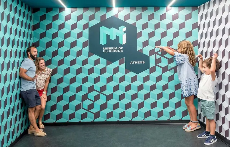 قیمت بلیت موزۀ ایلوژن دبی برای همه یکسان نیست. این رقم می&zwnj;تواند چیزی بین ۱۰.۸۹ تا ۲۴.۵۰ دلار باشد. علاوه&zwnj;برآن، برای بازدیدهای خانوادگی گروهی نیز تخفیف&zwnj;ها و بسته&zwnj;های ویژه&zwnj;ای ارائه شده است. جزئیات قیمت ورودی موزۀ ایلوژن دبی برای افراد و گروه&zwnj;های مختلف به شرح زیر است.&nbsp;