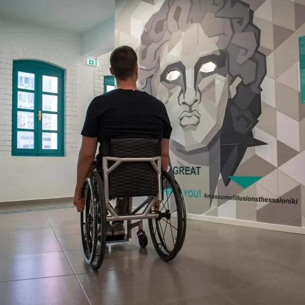 موزۀ ایلوژن دبی خدمات امکانات مناسبی به بازدیدکنندگان ارائه می&zwnj;دهد تا خللی در این بازدید هیجان&zwnj;انگیز ایجاد نشود. برخی از این امکانات را در فهرست زیر می&zwnj;بینید.