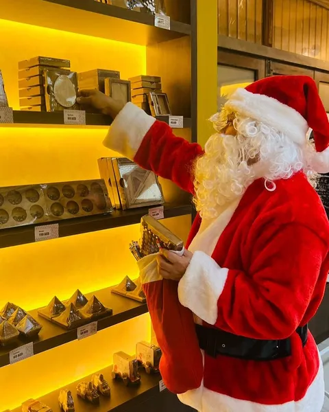 در موزۀ ایلوژن دبی فروشگاه سوغاتی نیز وجود دارد. این فروشگاه مجموعه&zwnj;ای از بازی&zwnj;های چوبی، معماها و پازل&zwnj;های ذهنی دارد که برای تمامی سنین مناسب هستند. این یادگاری&zwnj;ها به&zwnj;ویژه برای علاقه&zwnj;مندان به بازی&zwnj;های فکری و چالش&zwnj;های ذهنی جذاب است.