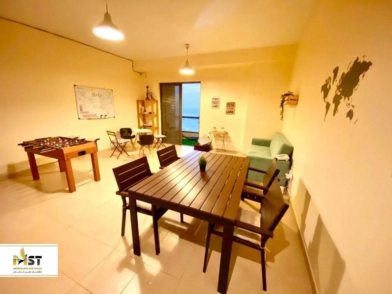 این هاستل در ۱۰۰ متری ساحل مارینا واقع شده است و یک سالن مشترک، پارکینگ خصوصی، یک باغ، آشپزخانه مشترک و وای فای رایگان دارد. بومبای بکپکر در ۸ کیلومتری معبد سیک گورونانک، ۱۲ کیلومتری مرکز خرید امارات و ۱۵ کیلومتری برج العرب واقع شده است و درعینحال دسترسی آسانی به ساحل هیدن و ساحل بارستی دارد.