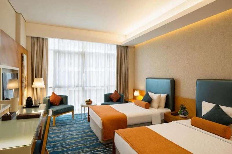 هتل رویال کانتیننتال در قلب منطقه دیره دبی و در نزدیکی مرکز خرید معروف دیره یعنی سیتی سنتر واقع شده است. این هتل تنها ۵۰۰ متر از این مرکز خرید فاصله دارد و دسترسی خوبی به فرودگاه بینالمللی دبی (فقط ۲ کیلومتر) و ایستگاه مترو GGICO دارد.