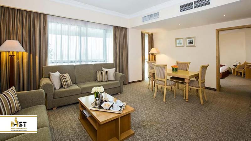 یکی دیگر از هتلهای ۴ ستاره معروف دبی در منطقه دیره، هتل سیتی سیزنز است که تنها پنج دقیقه پیاده تا ایستگاه مترو دیره و مرکز خرید دیره سیتی سنتر فاصله دارد.