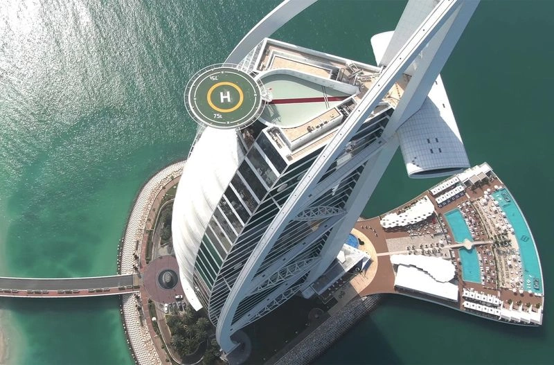 امکانات هتل برج العرب این هتل ۲۸ طبقه دارد و در هر طبقه، پذیرش اختصاصی برای مسافران در نظر گرفته می&zwnj;شود.