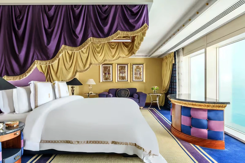 رستوران&zwnj;های مختلفی در هتل برج العرب مشغول به خدمات&zwnj;رسانی به مسافران هستند. چند رستوران با منوهای مختلف و متنوع، غذاهایی از نقاط گوناگون دنیا را برای مهمانان خود سِرو می&zwnj;کنند.