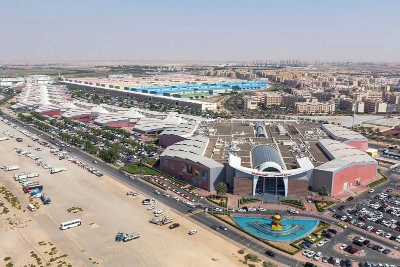 این مرکز خرید از ساعت ۲۰ تا ۲۲&nbsp; بسیار شلوغ می&zwnj;شود؛ بنابراین توصیه می&zwnj;کنیم اگر می&zwnj;خواهید از این ازدحام دور بمانید در ساعات دیگر به این مکان سر بزنید. بهترین زمان برای خرید و بازدید از مرکز خرید روزهای هفته در ساعات اداری و در ساعات اولیه صبح حوالی ساعت ۱۱ صبح است؛ زیرا در این زمان مرکز خرید شلوغ نیست؛ بیشتر مغازه&zwnj;ها خالی هستند و با خیال راحت در فضایی آرامش&zwnj;بخش می&zwnj;توانید از خرید، تفریح و شکم&zwnj;گردی در رستوران&zwnj;ها و کافه&zwnj;ها لذت ببرید.&nbsp;&nbsp;&nbsp;