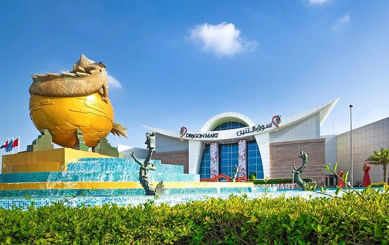 دبی انواع مراکز خرید و بازارهای مشهور و جذاب را در خود جای&zwnj;داده است. در این میان بازار چینی&zwnj;های دبی که با عنوان دراگون مارت (Dragon Mart) هم شناخته می&zwnj;شود، یکی از معروف&zwnj;ترین، مجلل&zwnj;ترین و مقرون&zwnj;به&zwnj;صرفه&zwnj;ترین مراکز خرید شهر است.