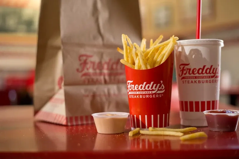 پیتزا هات یکی دیگر از غولهای فست فود در دبی است که با انواع پیتزاها، پاستاها و غذاهای متنوع دیگر، حضور پررنگی در این شهر دارد. شعبههای متعددی از پیتزا هات در مناطق پرتردد مانند دبی مال و مال آف د امارات وجود دارند