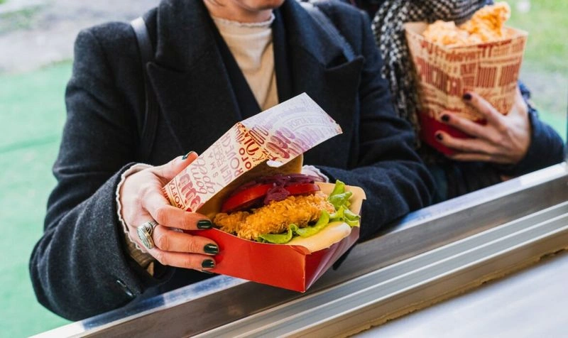 چارلیز سابز از دیگر رستورانهای زنجیرهای فست فود در دبی است که همیشه غذاهای خوشمزه و گرم را به مشتریان خود میدهد. این رستوران در ابتدا با نام Charley's Steakery شناخته میشد و تاریخ تاسیس آن به سال ۱۹۸۶ برمیگردد.