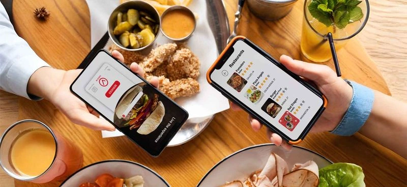 اگر مدت طولانیتری در دبی میمانید، استفاده از سایت (theentertainerme.com) یا اپلیکیشن the entertainer میتواند باعث صرفهجویی در هزینههای شما در بازدیدهای متعدد از فست فودها شود. اپهای معتبر دیگر شامل اپلیکیشن تالابات (Talabat)، اپلیکیشن دلیورو (Deliveroo) و اپلیکیشن زوماتو (Zomato) هستند. این برنامهها به طور روزانه، تخفیفهایی را از فست فودها و رستورانهای دبی در اختیارتان قرار میدهند.