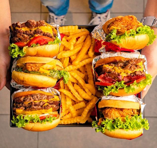 دبی شهری بزرگ با فست فودهای بسیار است که در مناطق مختلف، از مراکز خرید سطح بالا و هتلهای مجلل گرفته تا غذاخوریهای کنار خیابان و فودکورتها پراکنده شده است.