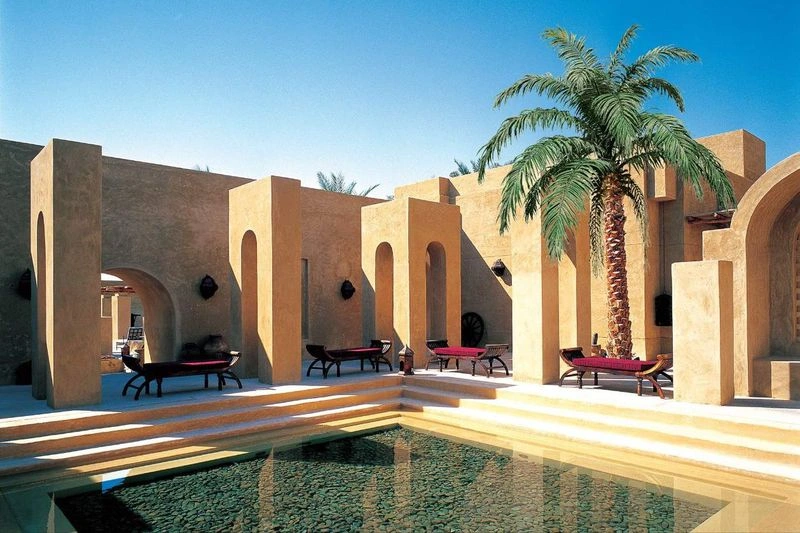 در کویر باب الشمس یک اقامتگاه لوکس به همین نام وجود دارد که به معنای واقعی با اقامت در آن جنبه متفاوتی از تفریحات کویری در دبی را تجربه خواهید کرد.