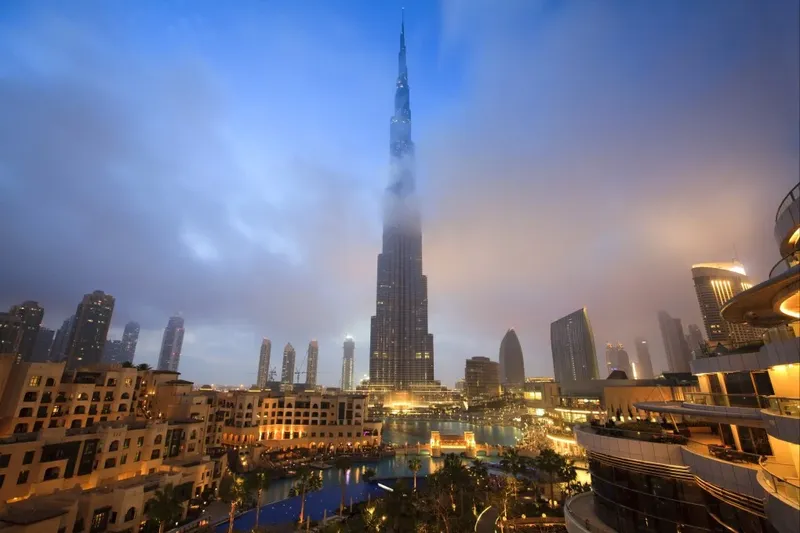 این آسمان خراش&nbsp; با ۱۵۰ طبقه، بلندترین برج دنیا است و حدود ۸۰۰ متر ارتفاع دارد. رفتن به بالاترین طبقات آن در شب، تجربه بسیار جالبی خواهد بود. اگر در انتخاب تور دبی یا ابوظبی شک دارید، یادتان باشد که دبی شهر برج&zwnj;های بلند است و قدم&zwnj;زدن در آن، حس خاصی از گشت و گذار در محیطی مدرن به همراه دارد. 