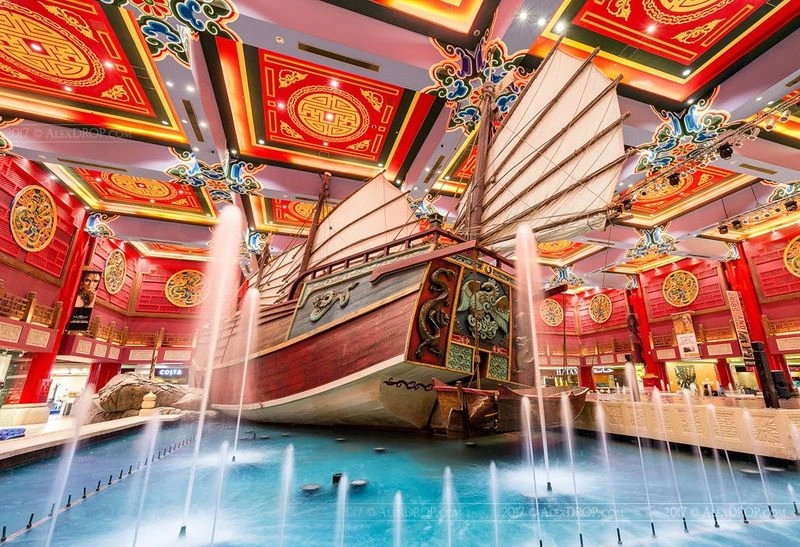 سفر ابن بطوطه به چین با اتفاقاتی مانند طوفان&zwnj;&zwnj;، غرق&zwnj;شدن کشتی و حملۀ دزدان دریایی همراه بود؛ به همین دلیل در این قسمت ماکتی از یک کشتی جونک چینی قرار داده&zwnj;اند که در دوران خود یکی از پرکاربردترین انواع کشتی بود.