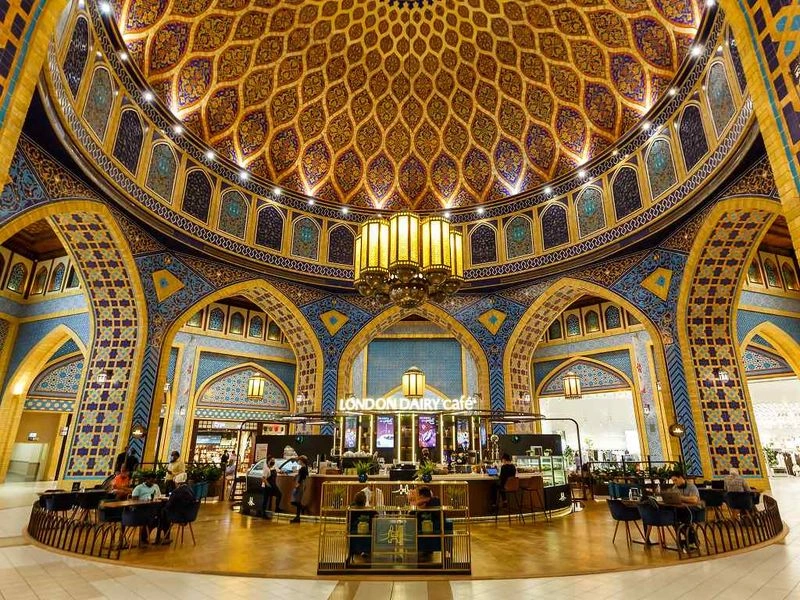 در قرن چهاردهم، ایران یکی از بزرگ&zwnj;ترین مراکز علم، فرهنگ و هنر بود؛ گنبد بزرگ حیاط ایرانی، با نقوش اسلیمی خود، نمادی از هنر کشور ما است. راهرو&zwnj;های طاقی&zwnj;شکل این سالن با مسیر&zwnj;های موزاییک&zwnj;کاری شده، رنگ&zwnj;های آبی و فیروزه&zwnj;ای و چلچراغ&zwnj;های باشکوه برنجی شما را به دوران تاریخی ایران خواهد برد.