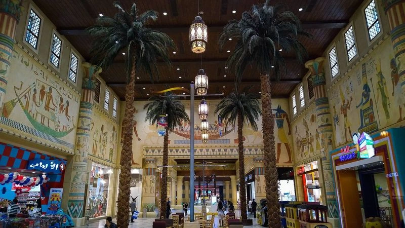 این بخش از مرکز خرید ابن بطوطه دبی حال هوای مصر باستان را دارد. در این تالار، از کنار دیوار&zwnj;های سنگی و نوشته&zwnj;هایی به خط هیروگلیف (hieroglyphics) عبور خواهید کرد. در طراحی و ساخت تالار مصر، از بسیاری از نماد&zwnj;های این کشور نیز استفاده شده است؛ مانند اهرام مصر، نقاشی&zwnj;های دیواری و ستون&zwnj;های بلندی که یادآور گیاه&nbsp; و غنچۀ پاپیروس هستند. راهرو&zwnj;های این بخش از مرکز خرید با طاق&zwnj;های نوک&zwnj;تیز و فانوس&zwnj;های بزرگ، شما را به بازارهای تاریخی مصر خواهند برد.