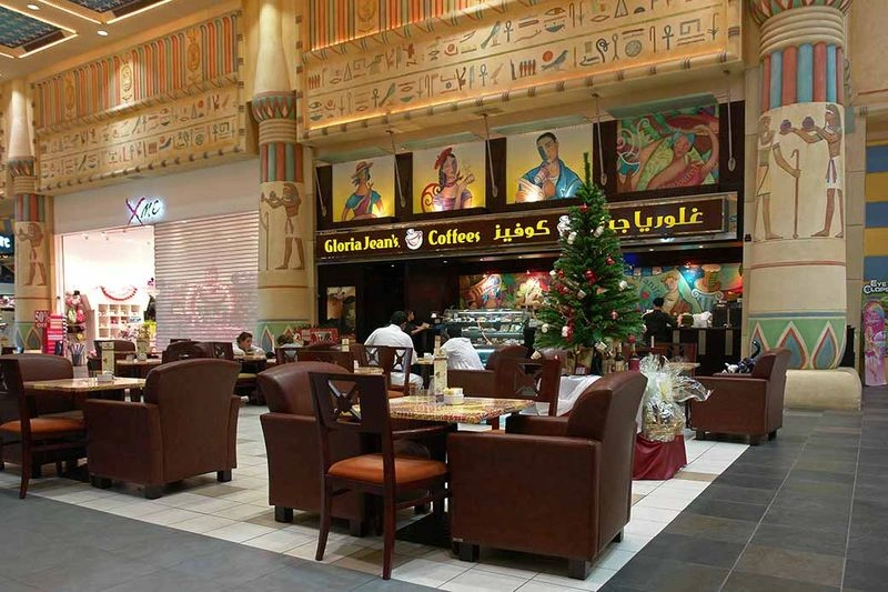 پس از خرید و قدم&zwnj;زدن طولانی، کافۀ گلوریا جینز جایی عالی برای استراحت است. این کافه صندلی&zwnj;هایی راحت دارد و پرسنل آن سفارش شما را سریع و بدون معطلی حاضر می&zwnj;&zwnj;کنند. کیفیت خوراکی&zwnj;های این کافه مطلوب است و در&zwnj;عین&zwnj;حال قیمت مناسبی دارد. در این کافه می&zwnj;توانید انواع وعده&zwnj;های صبحانه، ناهار، شام و میان&zwnj;وعده را میل کنید.